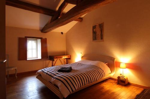 - une chambre dotée d'un lit avec deux lumières dans l'établissement La Durandière, à Le Puy-Saint-Bonnet