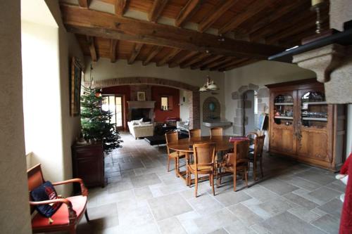 une cuisine et une salle à manger avec une table et des chaises dans l'établissement La Durandière, à Le Puy-Saint-Bonnet