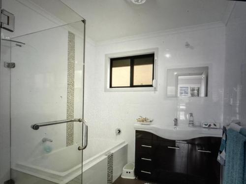 Goolwa SouthGoolwa Serenity - Modern, Peaceful, Linen & wifi included的带淋浴和水槽的浴室