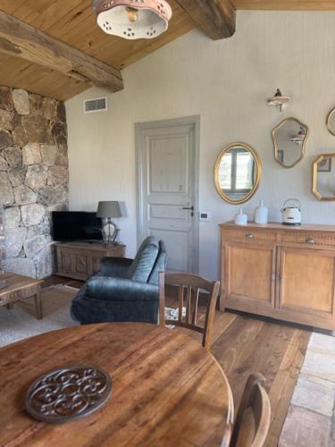 un salon avec une table et un canapé dans l'établissement Les Bergeries de Pinarello, Arba Barona, à Mangialla