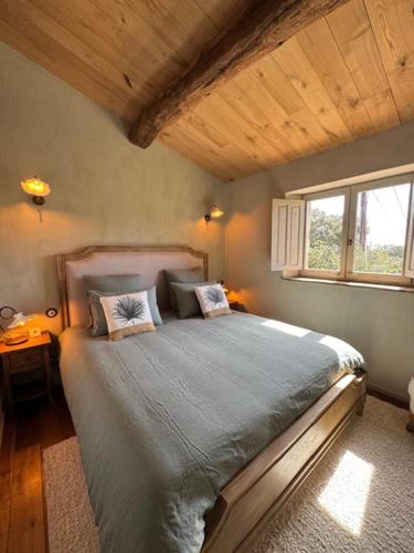 une chambre avec un lit avec deux oreillers dessus dans l'établissement Les Bergeries de Pinarello, Arba Barona, à Mangialla