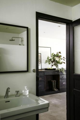 une salle de bain avec un lavabo et un miroir dans l'établissement Etxeaona, à Blaru