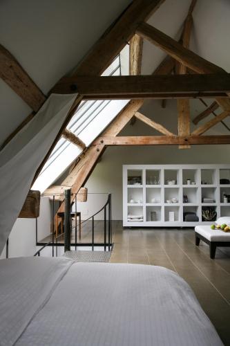 Cette chambre mansardée comprend un lit et un canapé. dans l'établissement Etxeaona, à Blaru