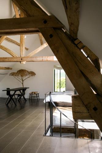 une chambre avec un lit dans une pièce avec des plafonds en bois dans l'établissement Etxeaona, à Blaru