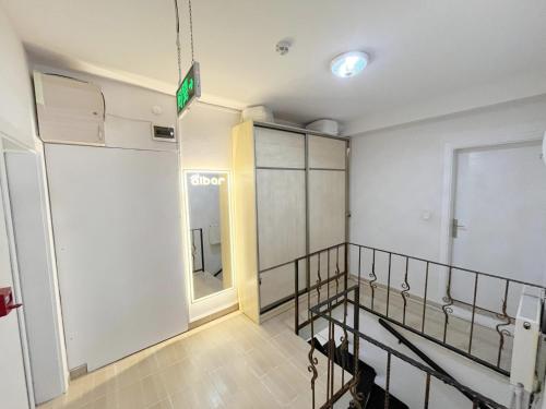 Habitación con balcón y cartel en la pared. en Sapanca Albar Konaklama, en Sapanca