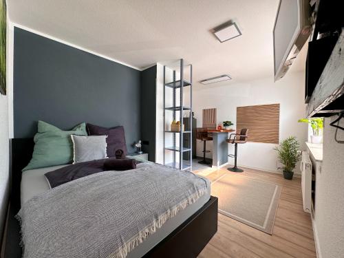 ein Schlafzimmer mit einem Bett mit einer blauen Wand in der Unterkunft 4Flat - Zentral & Free Parking in Osnabrück