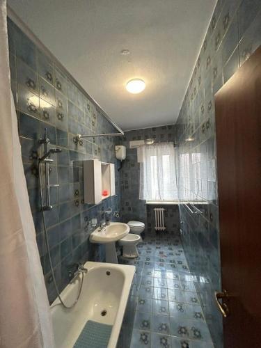 a bathroom with a tub and a sink and a toilet at Casa Vacanza SOFIA in Ravello