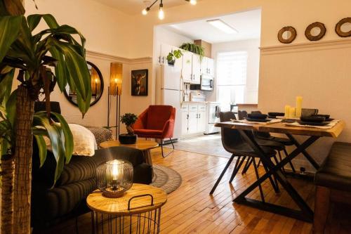 a living room with a couch and a table at Appartement au coeur de Villeray in Montréal