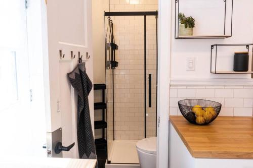 a bathroom with a toilet and a glass shower at Appartement au coeur de Villeray in Montréal