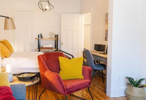 a room with a bed and a chair and a desk at Appartement au coeur de Villeray in Montréal