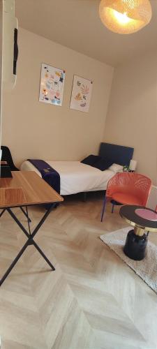 un salon avec un lit et une table dans l'établissement Studio La CASITA COZY- la Défense - Paris St lazare, à Colombes