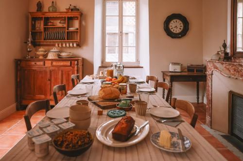 a long table with food on it in a kitchen at Les Chambres de Lasserre - Chambres et Table d'hôtes in Lasserre