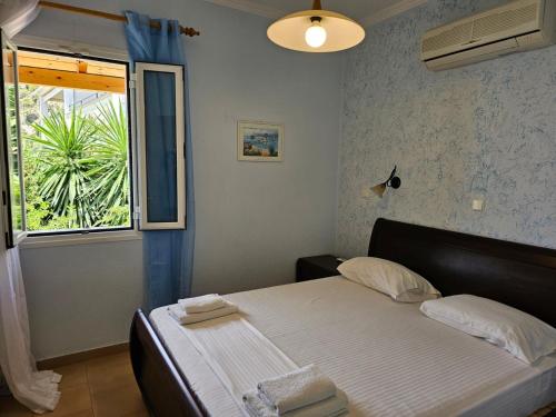 Giường trong phòng chung tại Corfu Glyfada Menigos Resort 86