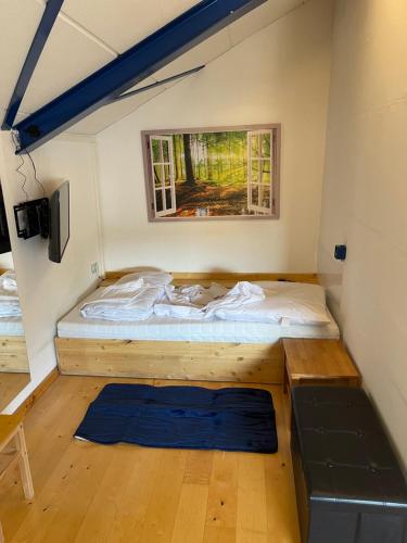 a small room with a bed and a window at Haus mit Aussicht S3-Bahn, B14-Straße, WLAN in Schwaikheim