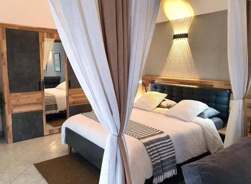 - une chambre avec 2 lits et un rideau dans l'établissement La Chambre des Châteaux, à Cellettes