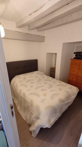 une chambre avec un grand lit dans une pièce dans l'établissement Appartement a 50m du port du pouliguen linges non inclus, au Pouliguen