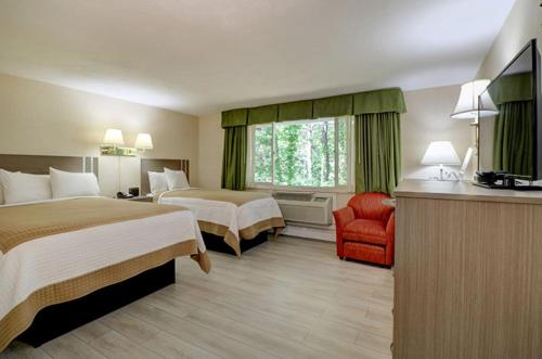 Postel nebo postele na pokoji v ubytování Skaket Beach Motel
