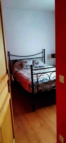 un chien dormant sur un lit dans une pièce dans l'établissement Beauséjour, à Allevard