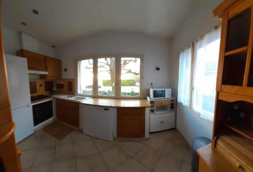 une cuisine avec un comptoir et une fenêtre. dans l'établissement Beauséjour, à Allevard