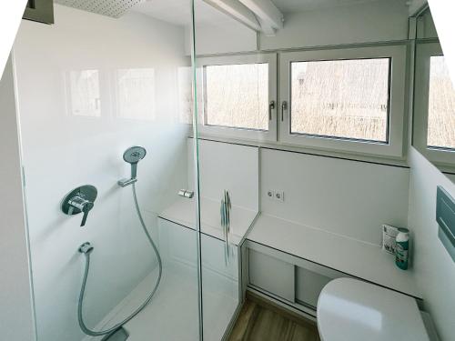 Kúpeľňa v ubytovaní Seehütte Sonnenschilf - Premium Hide-Away Ferienhaus in Rust direkt am Neusiedlersee