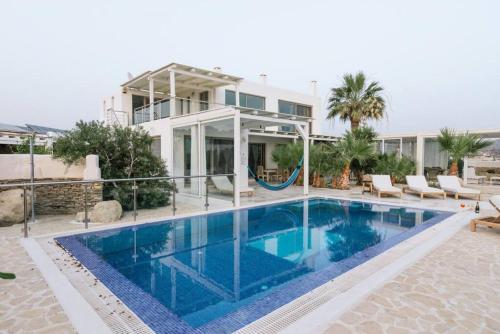 Villa Olympia in the palm trees