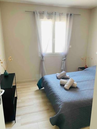 une chambre avec un lit avec deux oreillers dessus dans l'établissement Villa moderne, à Gaujac