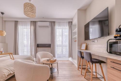 une chambre avec un lit et un salon dans l'établissement Short Time Suites Toulon Centre 4 Check-in auto, à Toulon