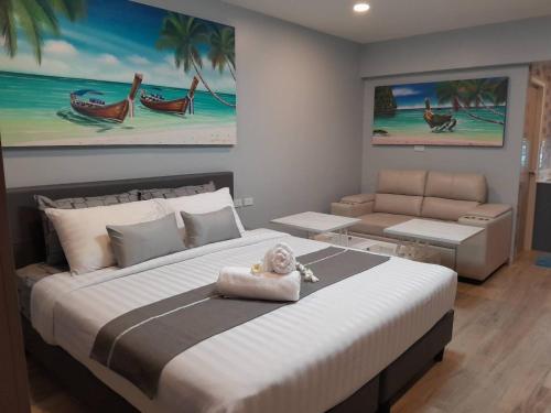 Postel nebo postele na pokoji v ubytování Patong Beach Apartments - 28 SQM - Kitchen, Private Bathroom, Seating Area, 65" Smart TV with free WIFI, walking distance to the Beach