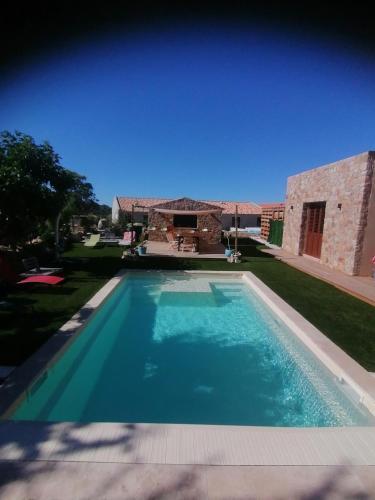 une piscine devant une maison dans l'établissement A Casa Assulanatta, à Santa-Reparata-di-Balagna