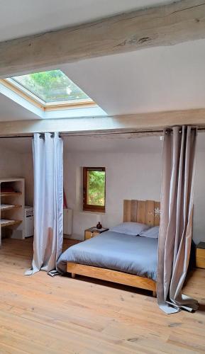 - une chambre avec un lit et une lucarne dans l'établissement Villa Fontilha, à Usclas-lʼHérault