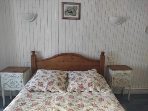 une chambre avec un lit avec deux tables de nuit et deux lampes dans l'établissement Maison de bourg spacieuse avec terrasse, à Palluau