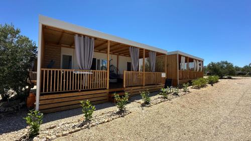 ドラゲにあるHoliday Sea Home 2023の木造家屋