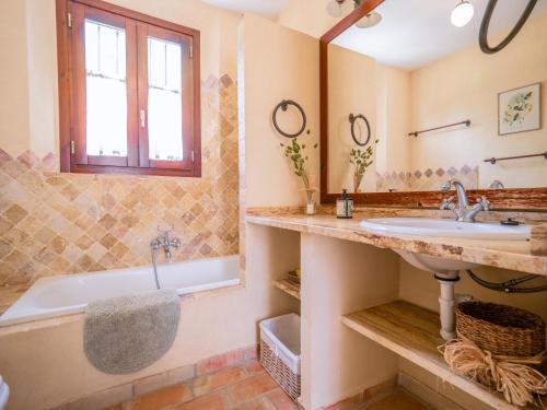 un bagno con vasca, lavandino e vasca da bagno di Casa Rancho el Marques fjhomefj a Jerez de la Frontera