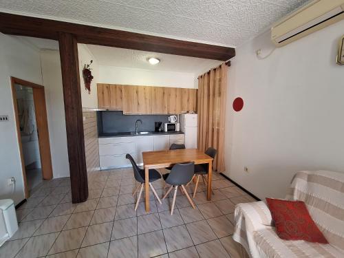 Kuchyňa alebo kuchynka v ubytovaní Apartmani Škarić
