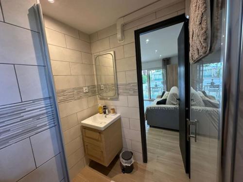 Bilik mandi di Studio cosy a 500m de la plage