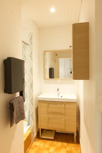 une salle de bain avec un lavabo et un miroir dans l'établissement Capbreton - Notre Dame - Plage - Couple - Surf, à Capbreton