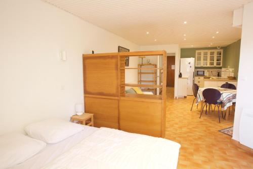 Il comprend une chambre avec des lits superposés et une cuisine. dans l'établissement Capbreton - Notre Dame - Plage - Couple - Surf, à Capbreton