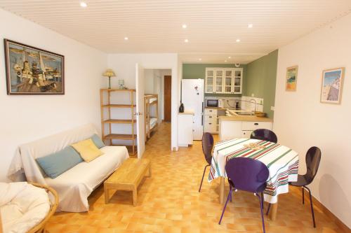 un salon avec un canapé et une table dans l'établissement Capbreton - Notre Dame - Plage - Couple - Surf, à Capbreton