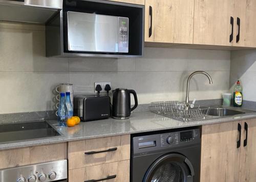 Kuchyň nebo kuchyňský kout v ubytování Unit B1 Motswedi Place