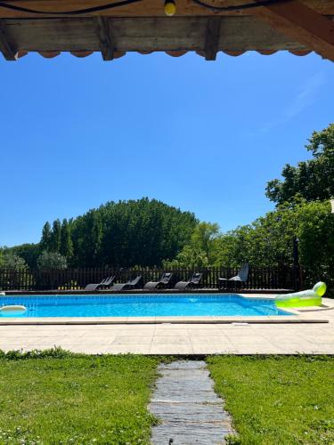 une piscine avec des chaises et un ballon dessus dans l'établissement La Colline de Tilleul - Les Tilleuls - 4 STAR RATED - stunning cottage with pool near Aubeterre in idyllic location, à Saint-Romain