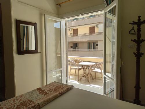een slaapkamer met uitzicht op een balkon met een tafel bij Golden Star Hostel in Caïro