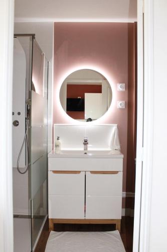 a bathroom with a sink and a mirror at L'Équinoxe - Parking privé - Zapart'Hôtels in Malesherbes