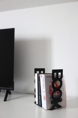 a group of books sitting on top of a table at L'Équinoxe - Parking privé - Zapart'Hôtels in Malesherbes