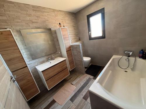 une salle de bain avec une baignoire, un lavabo et des toilettes dans l'établissement Magnifique villa pour le festival d'Avignon, à Avignon