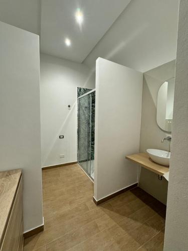 un baño con lavabo y espejo en Sicilia biedda casa vacanze, en Terrasini