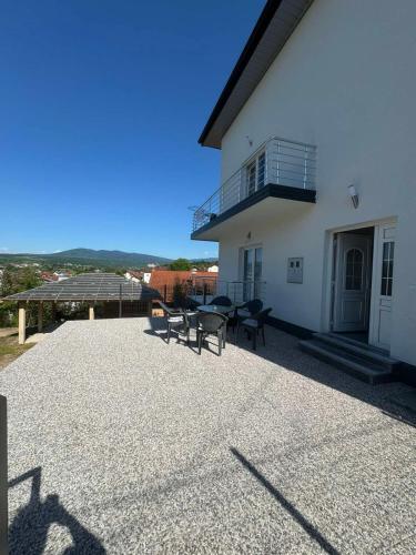 une terrasse avec des tables et des chaises devant un bâtiment dans l'établissement Apartment BORICI, à Bihać