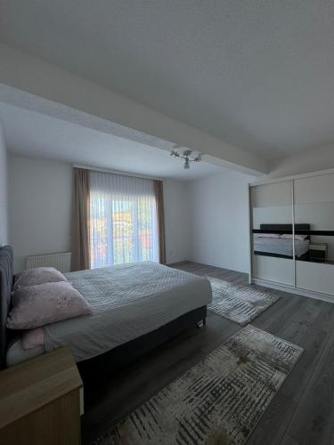 une chambre avec un grand lit et une fenêtre dans l'établissement Apartment BORICI, à Bihać