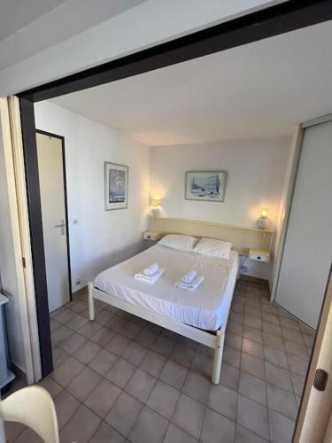 une chambre avec un lit blanc dans une pièce dans l'établissement 1 Bed Antibes les pins with Pool, à Antibes