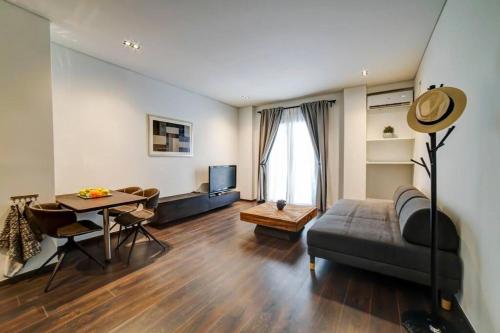 雅典Classy and stylish apartment next to Hilton的带沙发和桌子的客厅