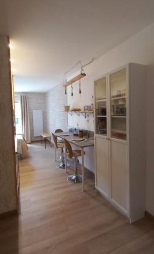 une cuisine et une salle à manger avec une table et des chaises dans l'établissement Chez Flo, à Sainte-Agnès